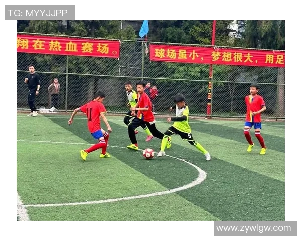 云彩之下的绿茵场足球梦想在天空中飞翔