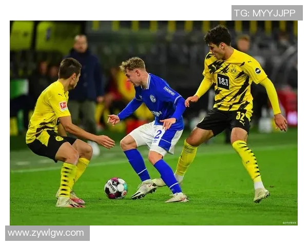 佳佳爱足球的成长之路:从小球迷到绿茵场上的梦想追逐者 佳佳爱足球的成长之路:从小球迷到绿茵场上的梦想追逐者